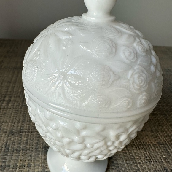 Vintage Avon Milk Glass Egg Shape Candy Jar with Lid - Picture 5 of 6